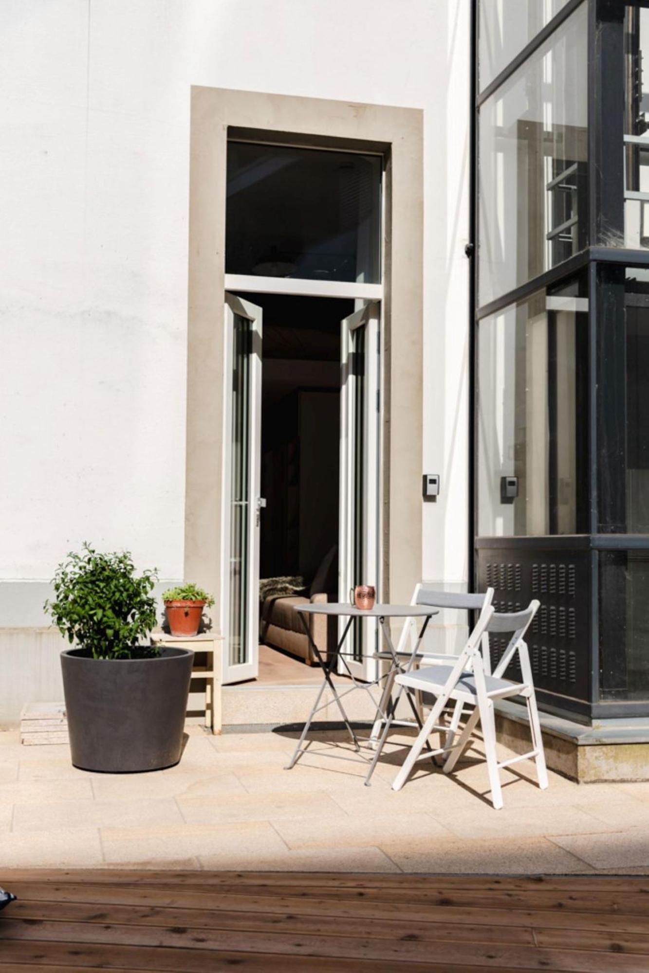Oomph The Chic Nest Apartment *